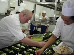 Marc en pleine action pour son dîner © SofitelMetropole