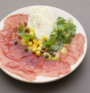 Carpaccio de bœuf et poires en vinaigrette de mangue