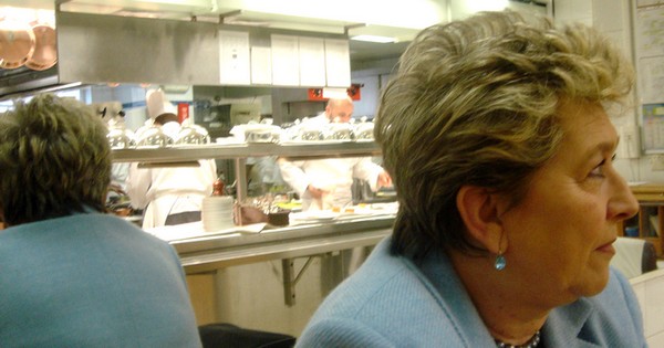 Anne Hudson au cours d'une reportage que nous avons fait dans les cuisine du Martinez à Cannes/T.Bourgeon