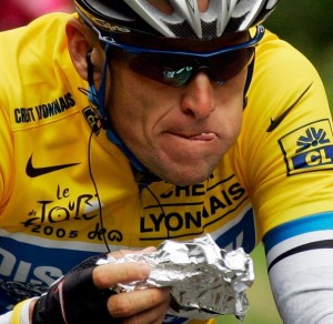 Lance Armstrong en pleine dégustation gastronomique sur le pouce, en 2005. 