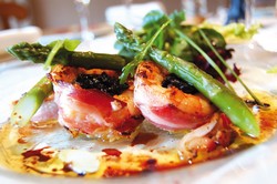 Tournedos de Grosses Crevettes aux Asperges Vertes et Pruneaux