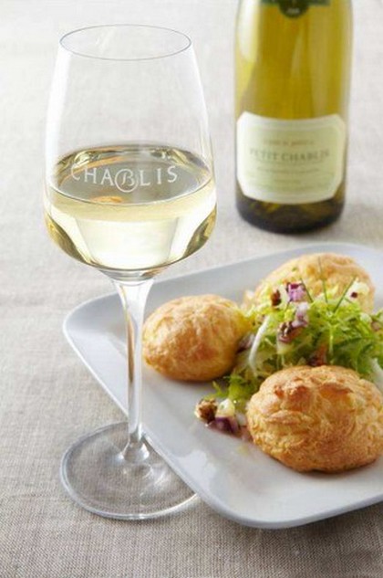 Gougères au comté, salade frisée et vierge de légumes colorés.