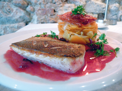 Filet de louvine, rutabagas et carottes confites beurre d’hibiscus, jambon de Bayonne croustillant