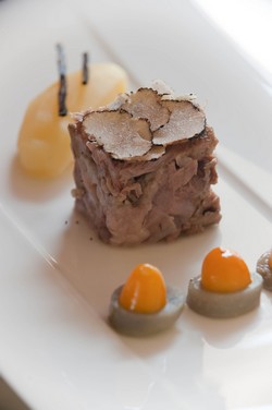 Joue de veau cuisiné. Artichaut camus et kumquat – Râpé de truffe
