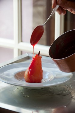 Poire poché  au sirop de fruits exotiques. Jus de praline rouge – Biscuit amande fleur d’oranger