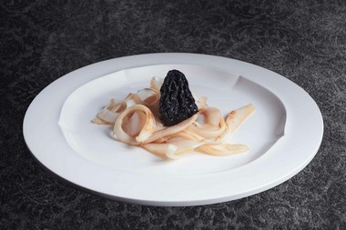 Tagliatelle de seiche aux morilles et encre de seiche cacao