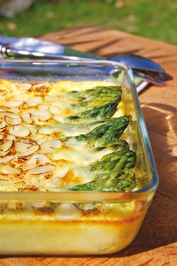 Clafoutis salé aux asperges vertes, amandes et parmesan