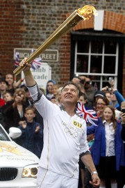 Le chef Raymond Blanc porte la Flamme Olympique