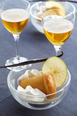 Baba au cidre, crème légère vanillée et croc-pomme