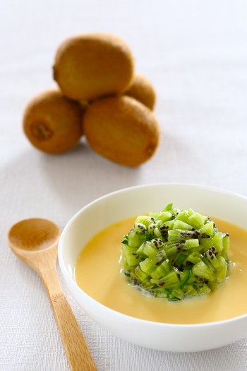 Velouté d’amandes et brunoise de Kiwi de l’Adour IGP à la menthe