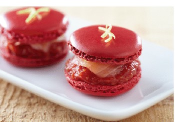 Macaron rouge à la pulpe de tomates et au saumon fumé