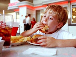 Révélation de l’UFC-Que Choisir: Le « junk food » gagne collèges et lycées.