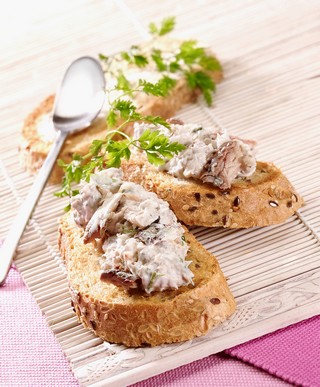 Toasts de rillettes de filets de sardines citron basilic en conserve