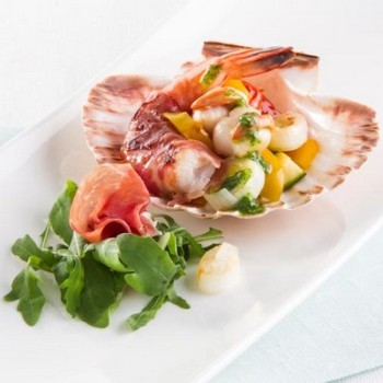 Coquilles Saint-Jacques, crevettes, Jambon de Parme au pesto et salade de roquette