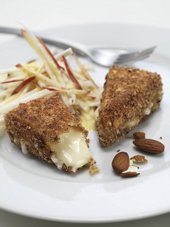 Reblochon pané aux amandes et salade pomme-céleri