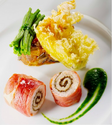 Queue de Lotte rôtie au jambon noir de Bigorre et tapenade, Ratatouille de légumes du jardin et tempura de fleurs de courgettes