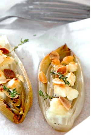 Papillotes d’endives au chèvre chaud et aux amandes grillées