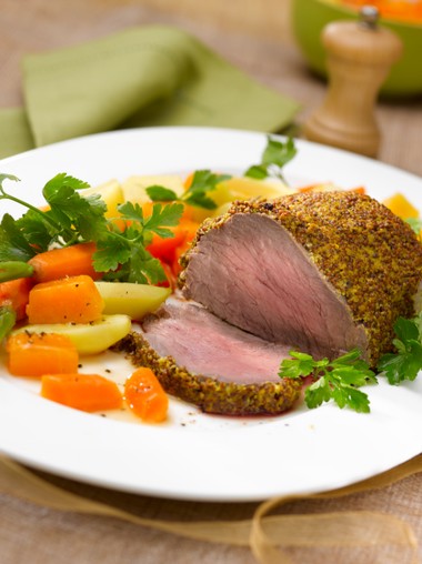 Filet de boeuf en croûte de moutarde et petits légumes bio