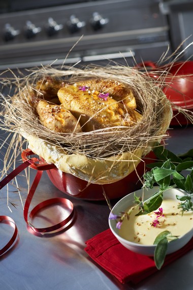 Chapon Pleine Saveur en cocotte, lutté au foin et épi de maïs en papillote au beurre frais, sauce au lait à la sauge