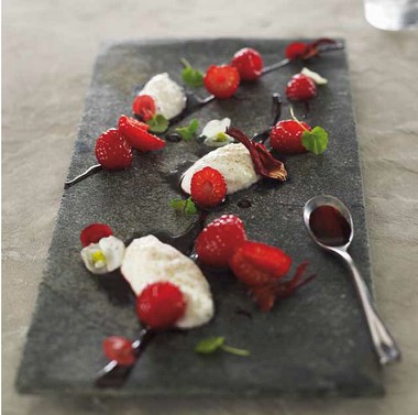 Quenelles de Faisselle Rians au poivre long, framboises et jus d’hibiscus