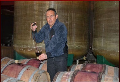 Marc Allemand soutire le vin ©DR
