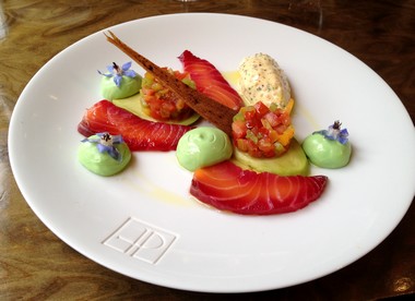 Saumon mariné à la betterave et Campari, tartare de tomates, mousseline avocat oeuf mollet