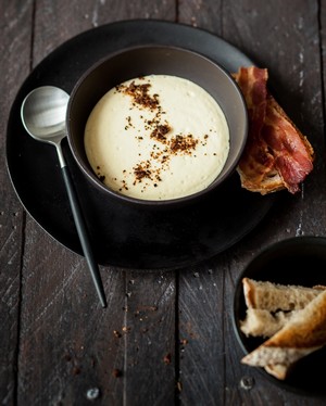 Espuma de Maroilles Fauquet au lard fumé et cendres d’oignons