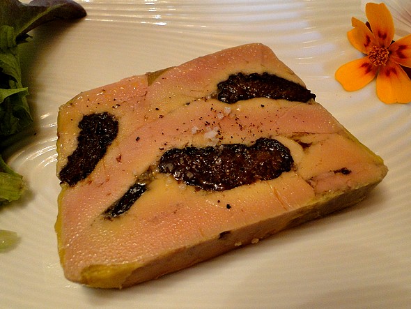 pressé de foie gras de canard mi-cuit porto et pruneaux. ©laradiodugout.fr