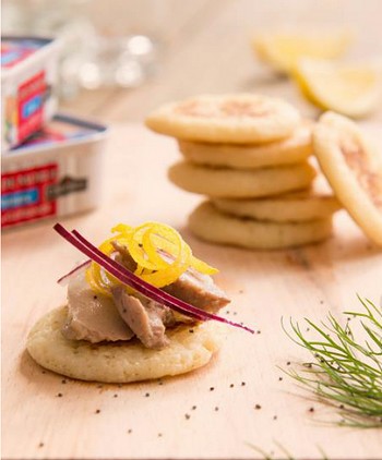 Blinis au foie de morue, oignon croquant & graines de pavot