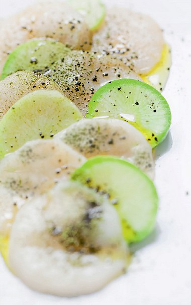 Sashimi de Saint-Jacques sur nacre au thé vert matcha et raifort frais