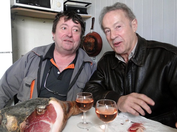 Gérard Klein et le jambon de son copain Denis Filiol ©Thierry Bourgeon/laradiodugout.fr