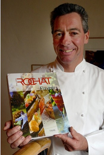 Philippe Rochat avec son livre de recettes "Flaveurs" en Octobre 2003 . Crédit: KEYSTONE
