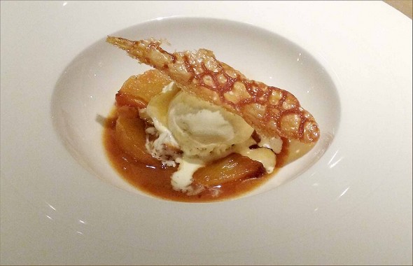 le dessert : Ananas rôti aux épices douces, caramel beurre salé, glace vanille et tuile ananas ©GC/laradiodugout.fr