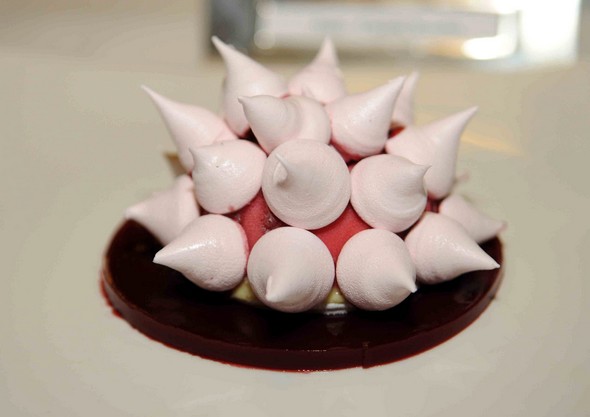 Au dessert ce vacherin à la vanille de Tahiti, meringue aux fruits rouges ©JC.Boudet/laradiodugout.fr