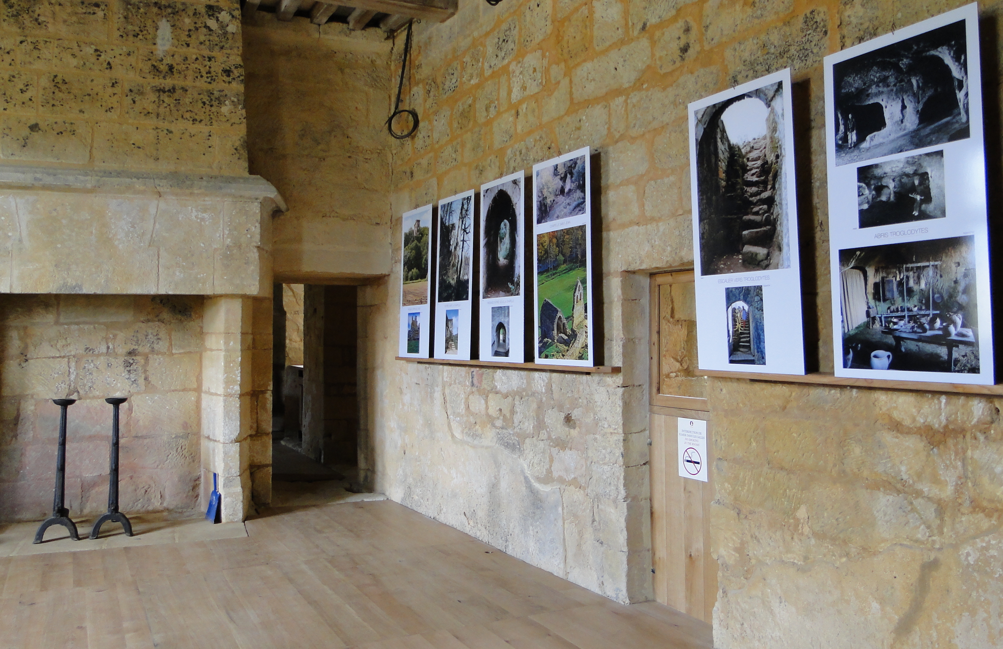 Des expositions de photos et de cartes postales mettent en lumière les étapes de restauration du site historique