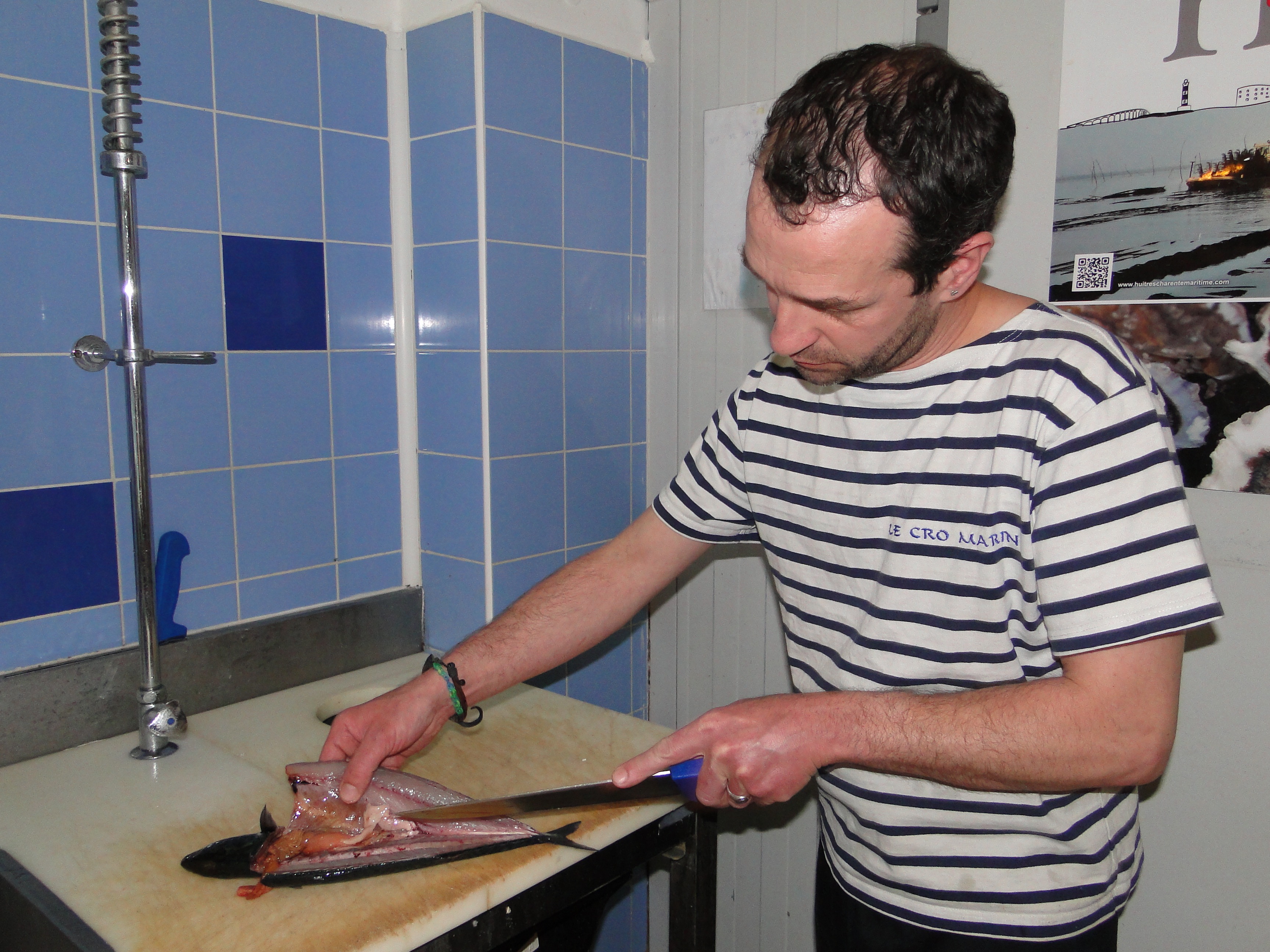 Betrand prépare des filets de maquereaux, un poisson "simple mais intéressant" ©Amélie Petitdemange