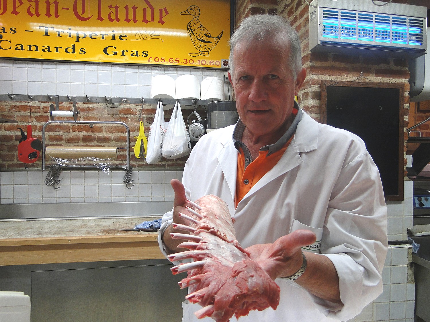 Jean Claude Marlas et ses cotelettes d'agneau fermier du Quercy- Halles Cahors