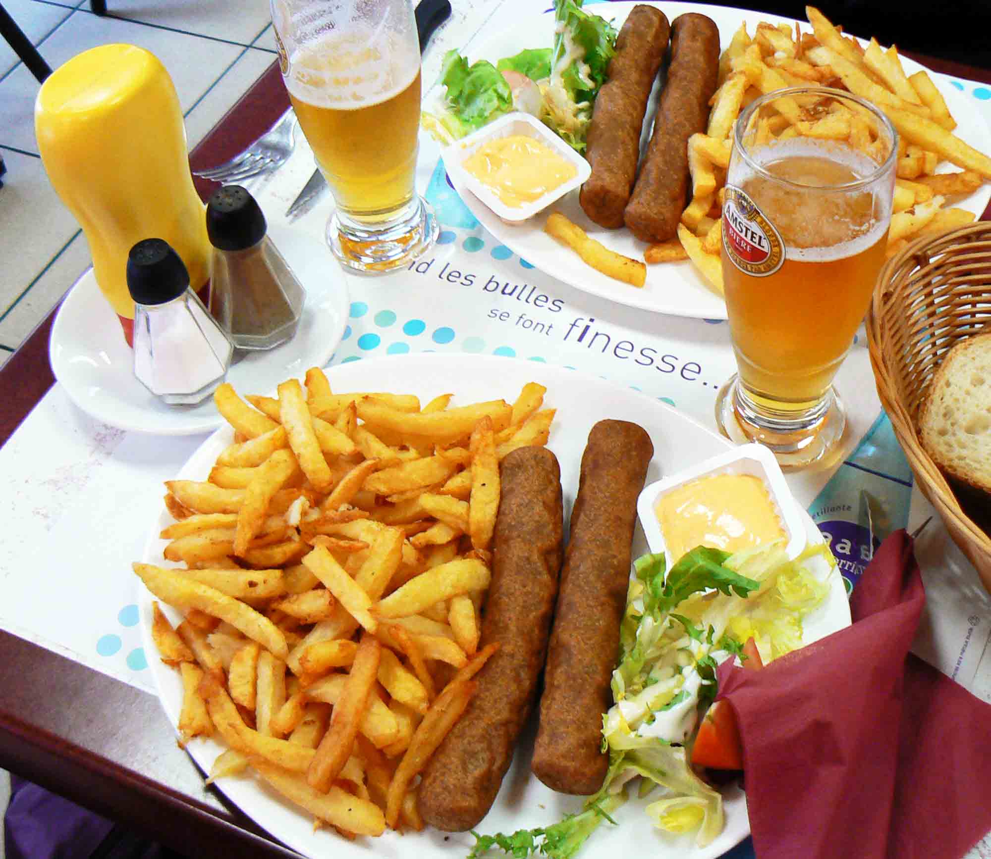 La fricadelle frites, plus belge que française, popularisée par le film Bienvenue chez les Chtis