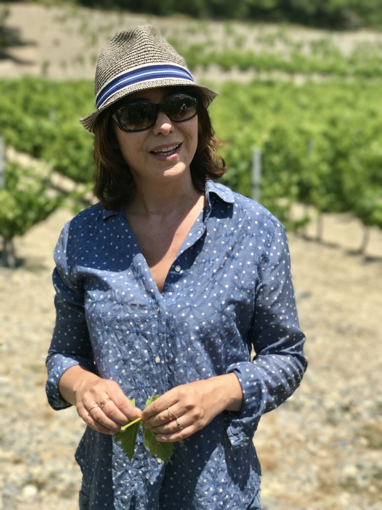 Laeticia dans ses vignes