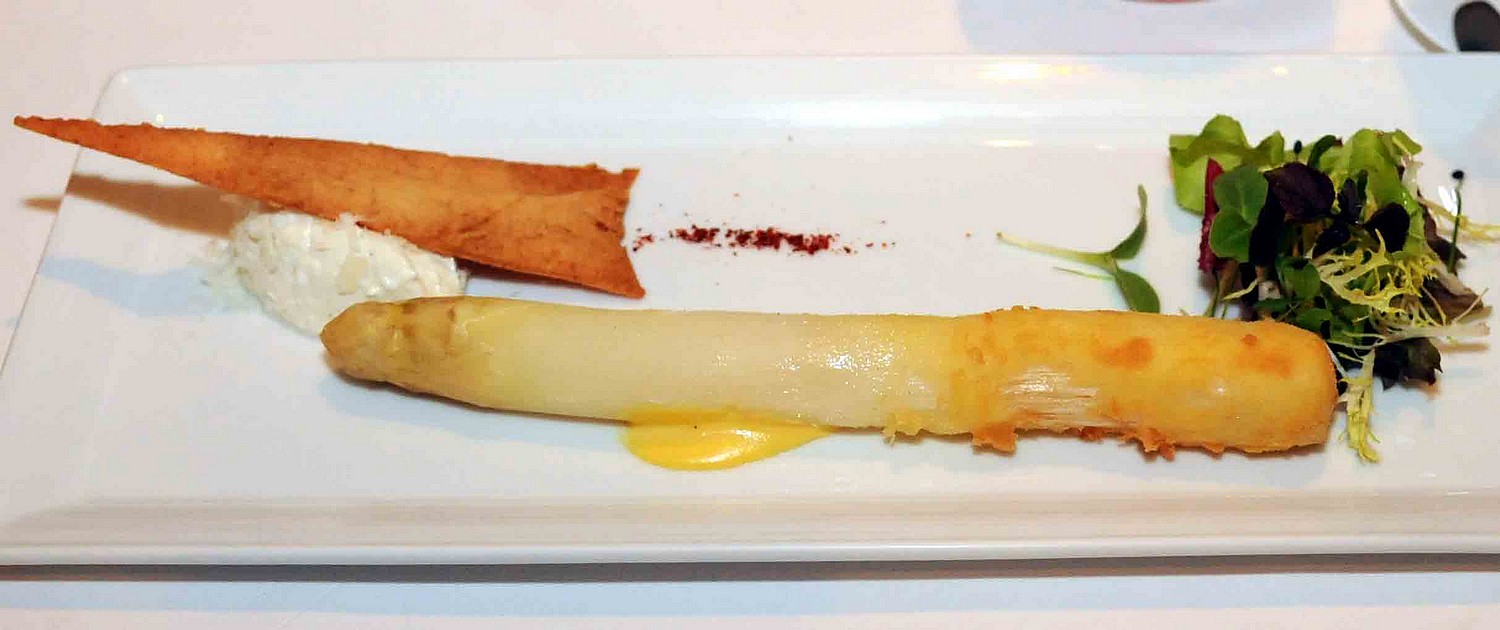 Asperge blanche, sauce mousseline, neige et croustillant au parmesan