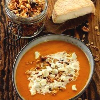 Granola-sur-soupe-de-potiron-et-de-carotte-aux-brisures-de-Mothais-sur-feuille-anicap2017-rety-07-v2-300x443