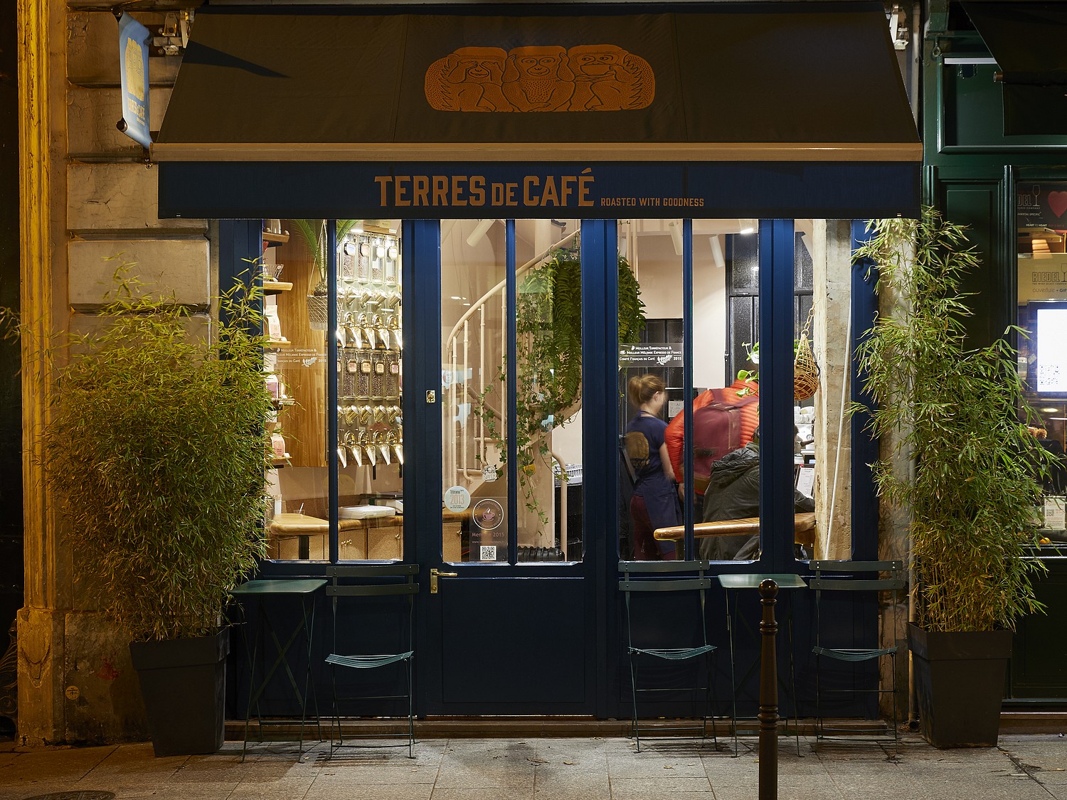 Terres de cafés rue des blancs manteaux devanture nuit