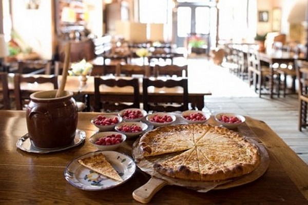 table et galette de pérouges © Ostellerie du vieux Pérouge