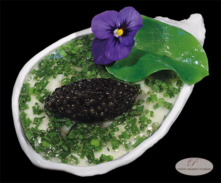 HUITRE_TARBOURIECH_en_gelee_d_eau_de_mer_creme_Dubarry_creme_de_chou_fleur_et_ciboulette_et_caviar_par_Thierry_Merville_