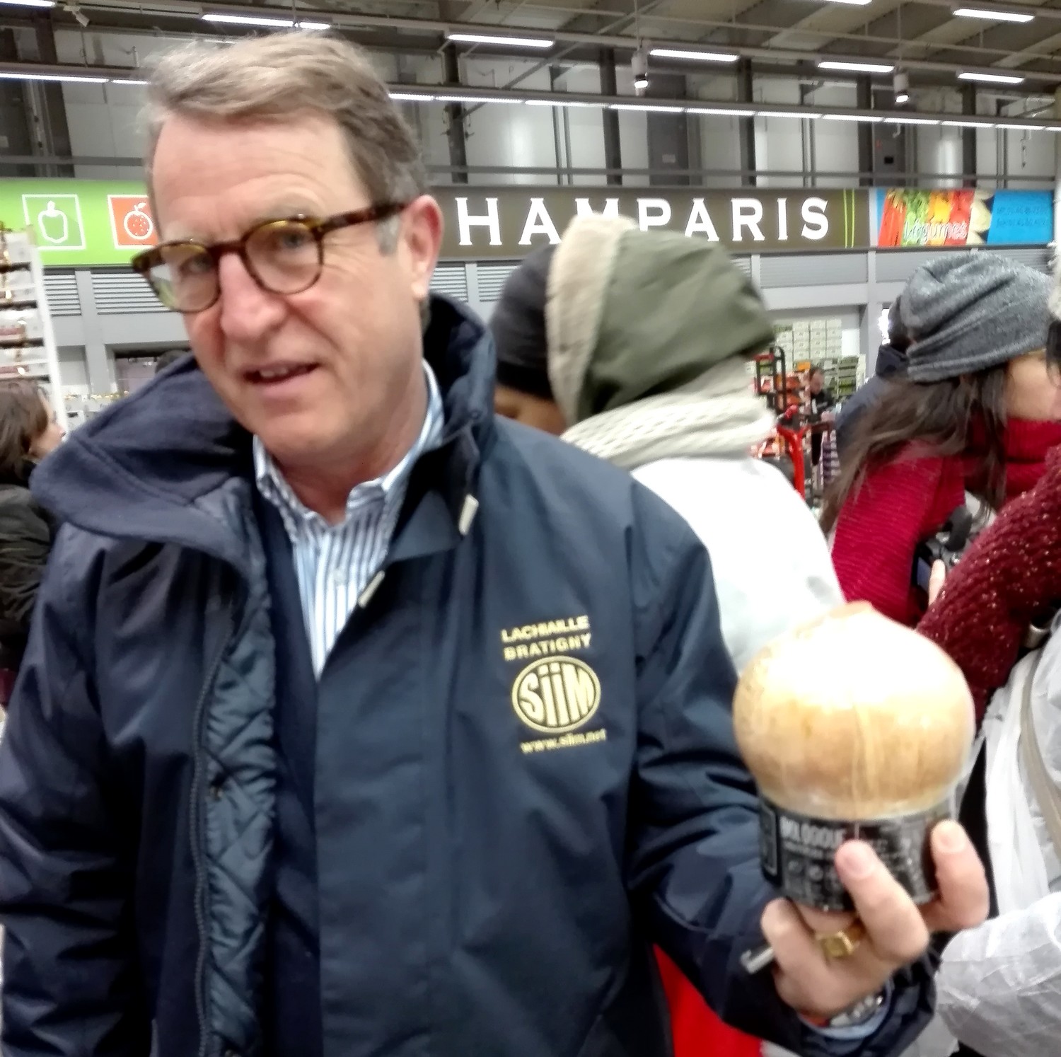 Jean François Vallet qui tient à la main une noix de coco prête à boire....nouvelle tendance 1500