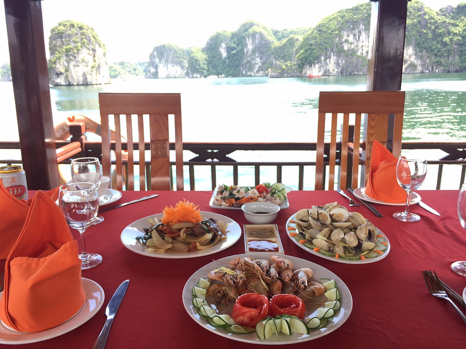 a table dans la baie d'along