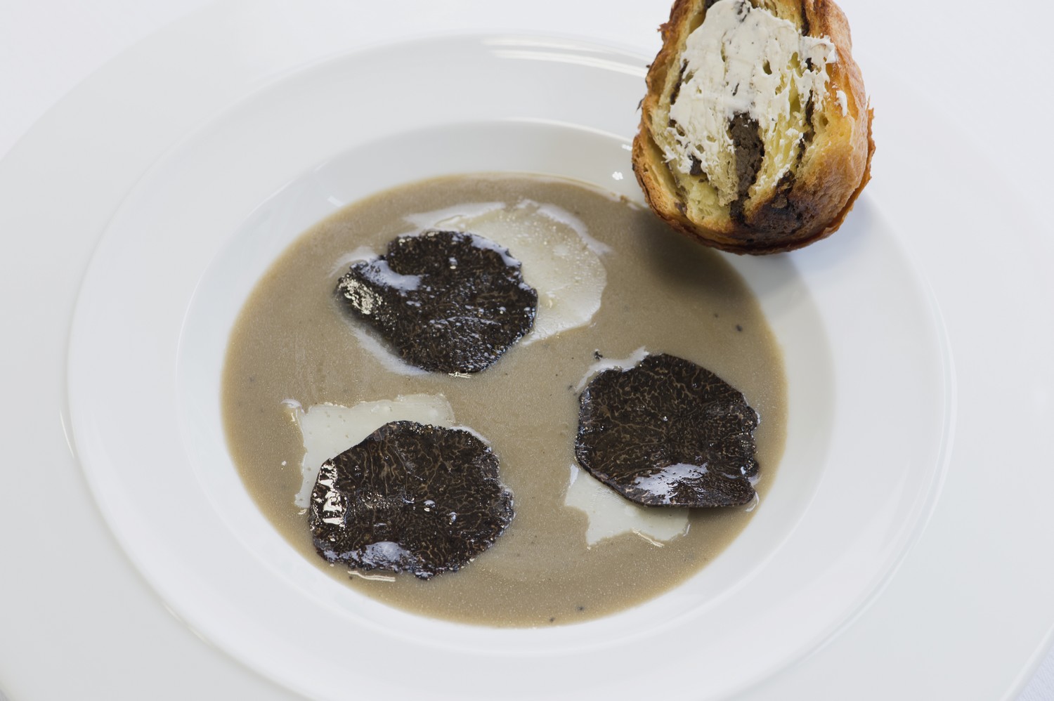 Soupe d artichaut à la truffe noire brioche feuilletée 1 - Design de la vaisselle par Bruno Moretti @ Laurence MOUTON