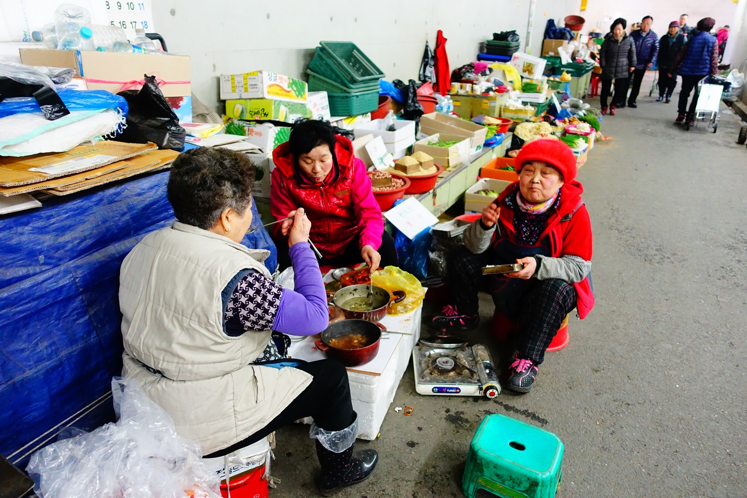 femmes mangeant dans la rue