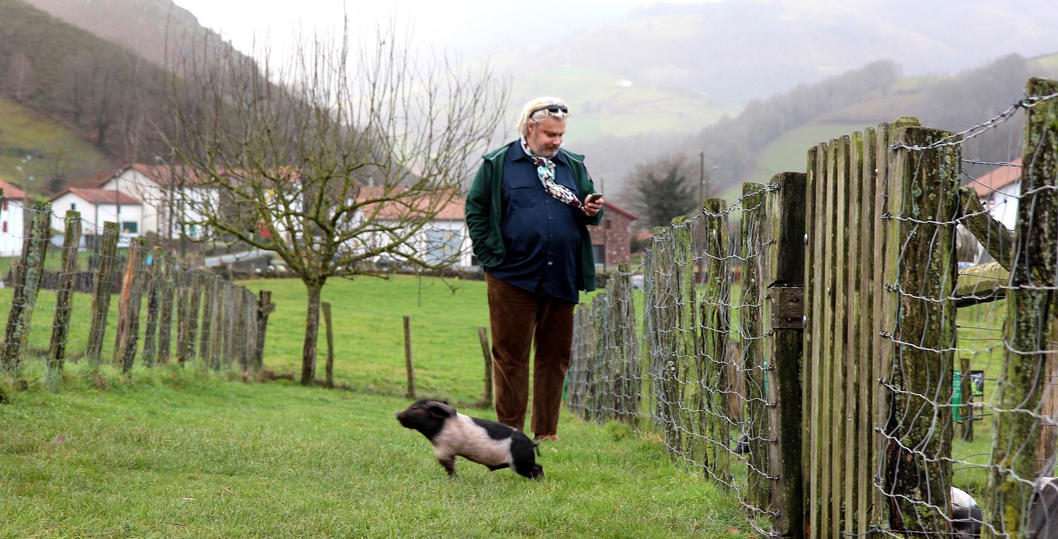 Vincent Solignac, côté jardin, chez Pierre Oteiza au bout de la vallée des Aldudes aux Pays Basque ©DR