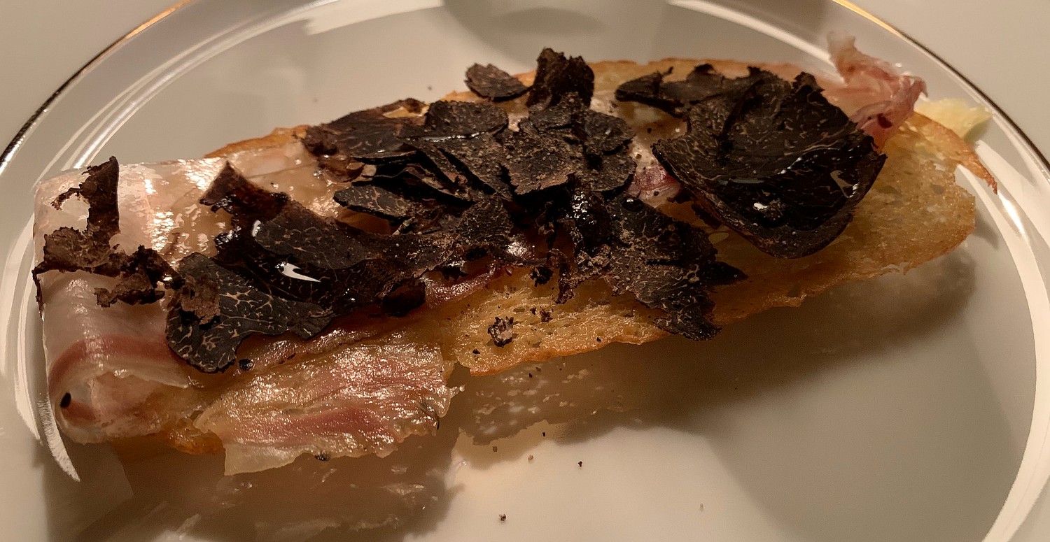 tuiles de pain de campagne au fromage de Charlotte Salat, lard et truffe ©TB/laradiodugout.fr